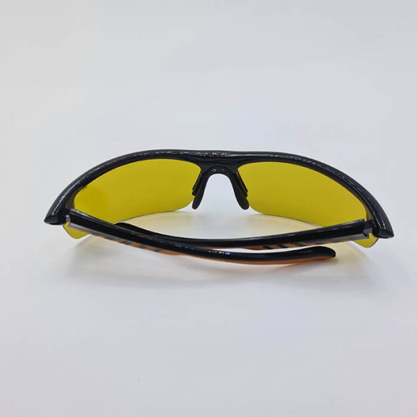 عکس از عینک ورزشی پلاریزه با فریم مشکی و نارنجی و عدسی زرد رنگ مدل y1003