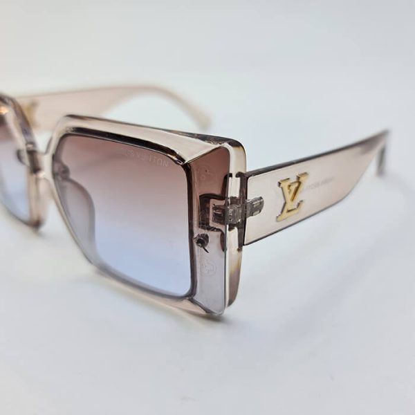 عکس از عینک آفتابی مربعی شکل با فریم بزرگ و شفاف زنانه برند لویی ویتون مدل 2926
