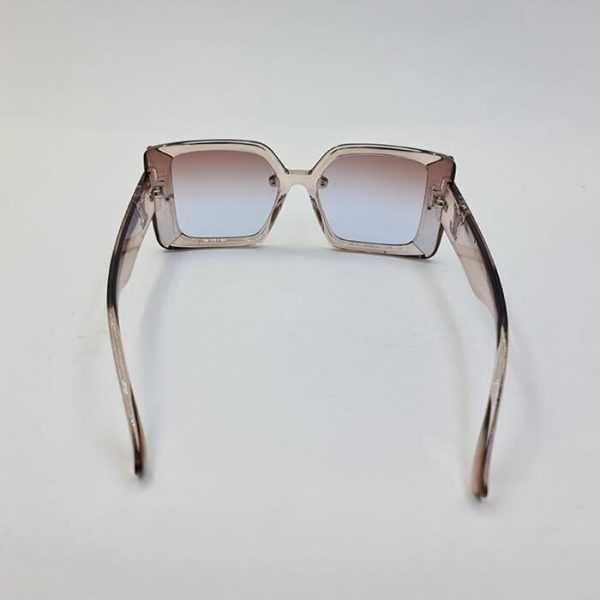 عکس از عینک آفتابی مربعی شکل با فریم بزرگ و شفاف زنانه برند لویی ویتون مدل 2926