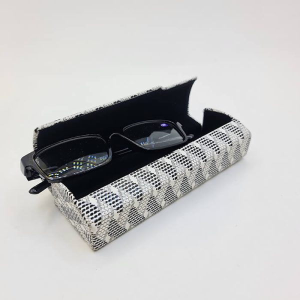 عکس از قاب برای عینک طبی با درب آهنربایی و رنگ سیاه و سفید مدل 991610