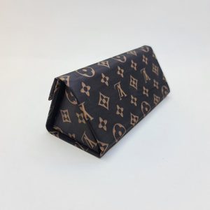 عکس از قاب عینک طبی تاشو مثلثی با رنگ مشکی لویی ویتون LV مدل 991615
