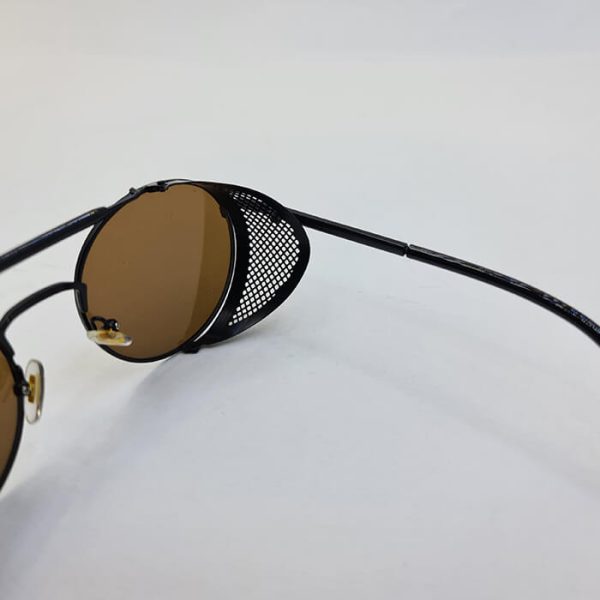 عکس از عینک آفتابی گرد فانتزی با عدسی قهوه ای و محافظ توری کنار لنز مدل 210