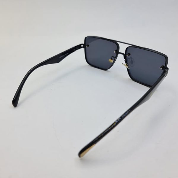 عکس از عینک آفتابی میباخ با فریم و دسته مشکی رنگ و مربعی شکل و عدسی تیره مدل 239