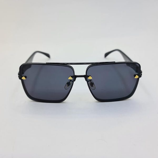 عکس از عینک آفتابی میباخ با فریم و دسته مشکی رنگ و مربعی شکل و عدسی تیره مدل 239