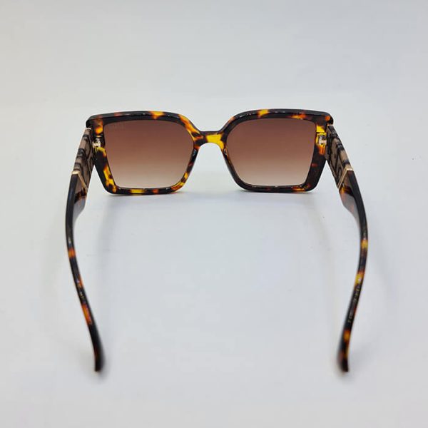 عکس از عینک آفتابی برند دیور با فریم شفاف و رنگ پلنگی و دسته پهن مدل 6818