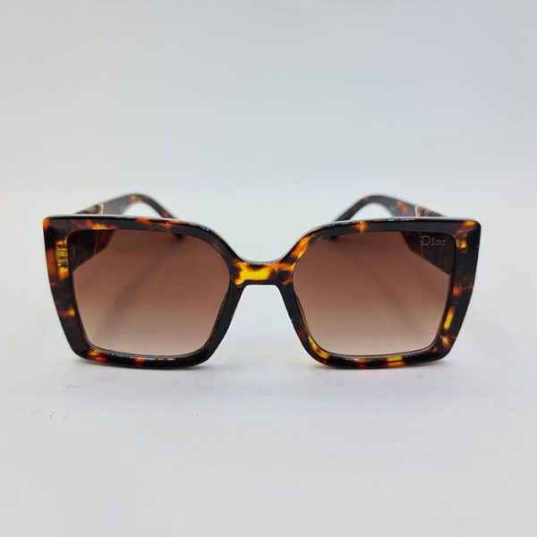 عکس از عینک آفتابی برند دیور با فریم شفاف و رنگ پلنگی و دسته پهن مدل 6818
