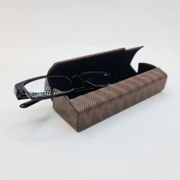 عکس از قاب برای عینک طبی با درب آهنربایی و رنگ قهوه ای طرح دار مدل 991612