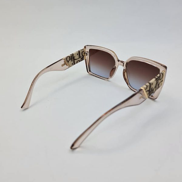 عکس از عینک آفتابی برند dior با فریم شفاف و رنگ بژ و دسته پهن مدل 6818