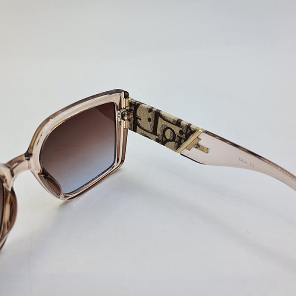 عکس از عینک آفتابی برند dior با فریم شفاف و رنگ بژ و دسته پهن مدل 6818