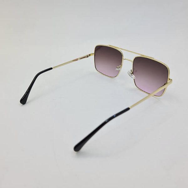 عکس از عینک آفتابی دیتیای ditiai با فریم مربعی و طلایی و لنز قهوه ای مایل به بنفش و دسته فنری مدل 1003