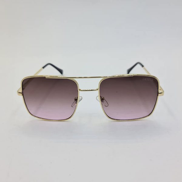 عکس از عینک آفتابی دیتیای ditiai با فریم مربعی و طلایی و لنز قهوه ای مایل به بنفش و دسته فنری مدل 1003