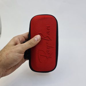 عکس از کیف عینک برند ریبن Ray-Ban زیپ دار و رنگ قرمز مدل 991604