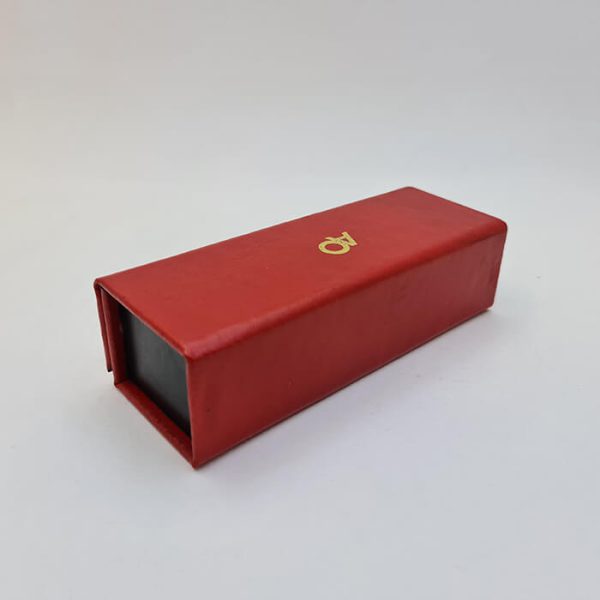 عکس از کیف عینک برند آ او آهنربایی، مستطیلی و قرمز رنگ مدل 991643