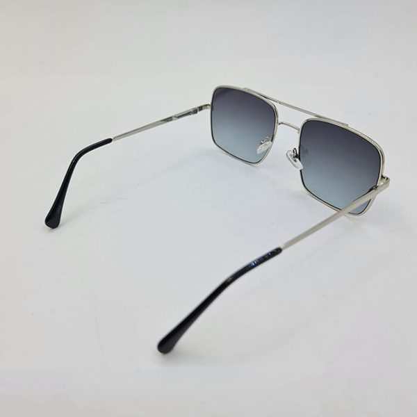 عکس از عینک آفتابی دیتیای با فریم مربعی و نقره ای رنگ و دسته فنری مدل 1003