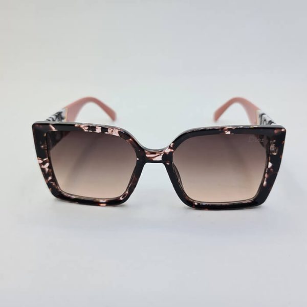 عکس از عینک آفتابی مربعی شکل زنانه با دسته پهن، طرح دار و صورتی رنگ برند دیور مدل 6818