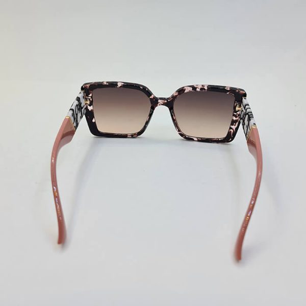 عکس از عینک آفتابی مربعی شکل زنانه با دسته پهن، طرح دار و صورتی رنگ برند دیور مدل 6818
