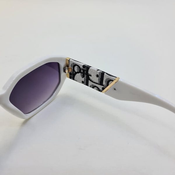 عکس از عینک آفتابی مستطیلی با فریم سفید و دسته پهن طرح دار برند دیور مدل 6865