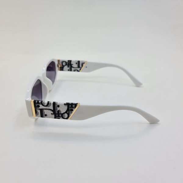 عکس از عینک آفتابی مستطیلی با فریم سفید و دسته پهن طرح دار برند دیور مدل 6865