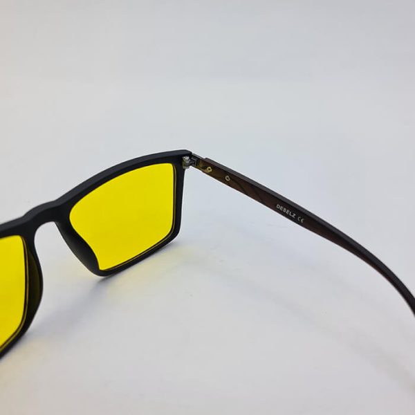 عکس از عینک شب با فریم مشکی مات و دسته چوبی و عدسی زرد deselz مدل 98012