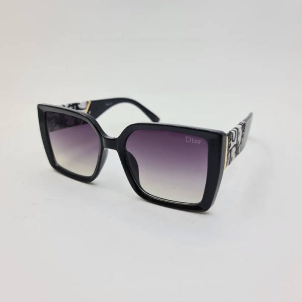 عکس از عینک آفتابی دیور زنانه با دسته طرح دار و فریم مشکی رنگ مدل 6818