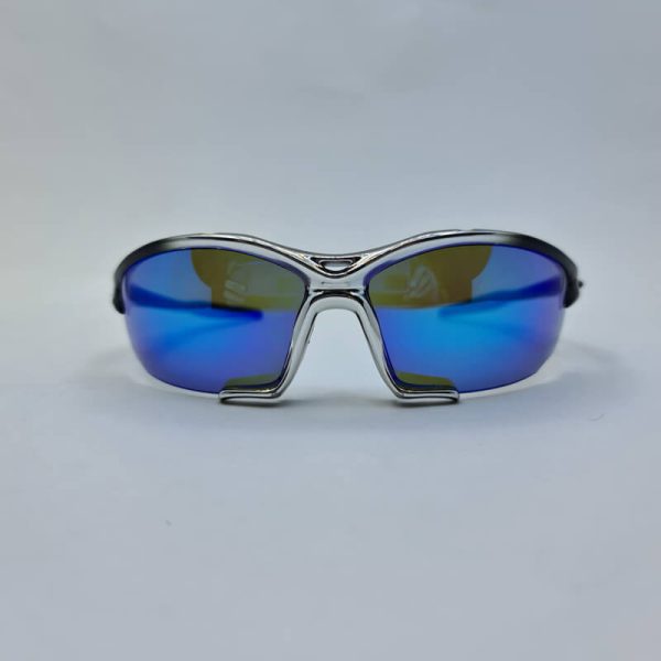 عکس از عینک ورزشی با فریم مشکی و عدسی آینه ای آبی رنگ مدل 104