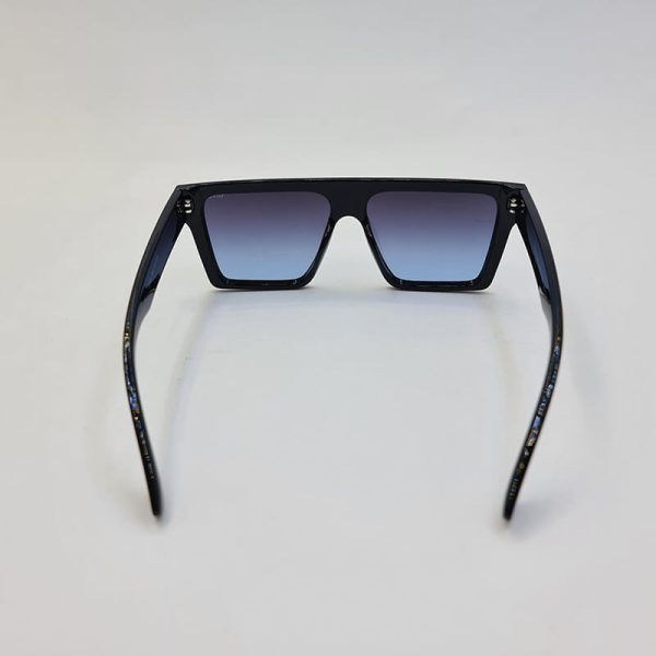 عکس از عینک آفتابی با عدسی یکسره آبی رنگ و فریم مشکی برند ژیوانشی مدل 2220