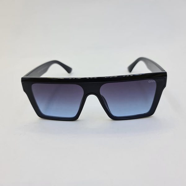 عکس از عینک آفتابی با عدسی یکسره آبی رنگ و فریم مشکی برند ژیوانشی مدل 2220