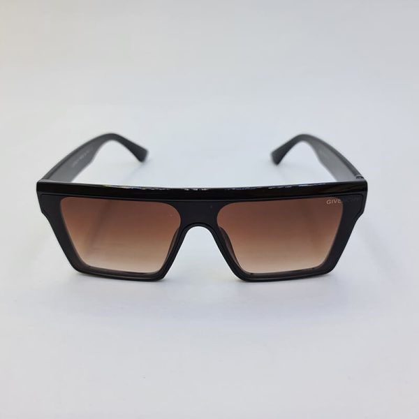 عکس از عینک آفتابی با عدسی یکسره قهوه ای رنگ و فریم مشکی برند ژیوانشی مدل 2220