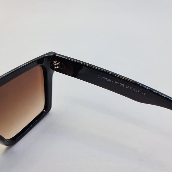 عکس از عینک آفتابی با عدسی یکسره قهوه ای رنگ و فریم مشکی برند ژیوانشی مدل 2220