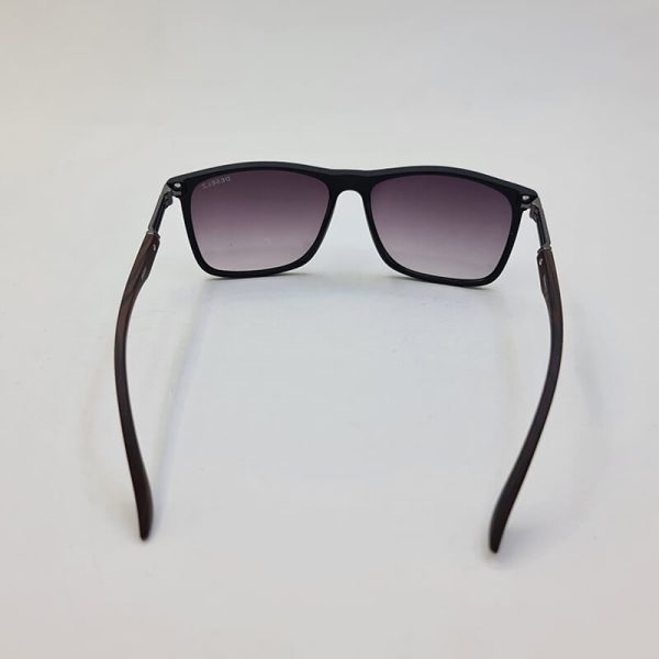 عکس از عینک آفتابی با فریم مشکی مات و دسته چوبی قهوه ای دیزلز مدل 98006