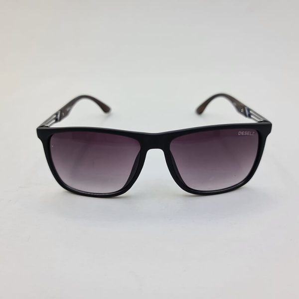 عکس از عینک آفتابی با فریم مشکی مات و دسته چوبی قهوه ای دیزلز مدل 98006