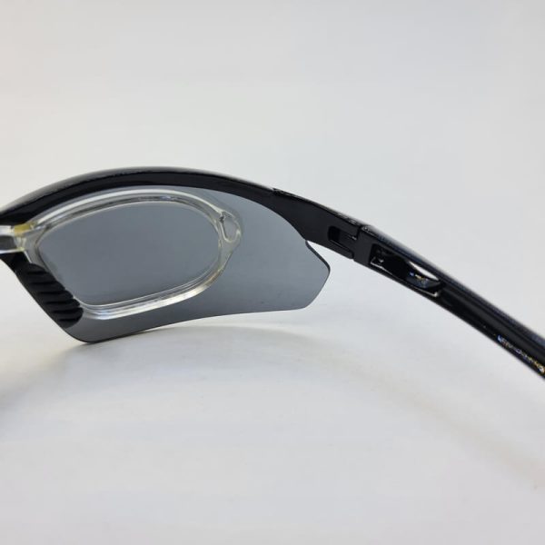 عکس از عینک ورزشی با فریم مشکی و عدسی دودی به همراه فریم طبی مدل 106