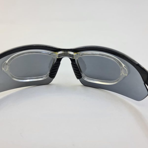 عکس از عینک ورزشی با فریم مشکی و عدسی دودی به همراه فریم طبی مدل 106