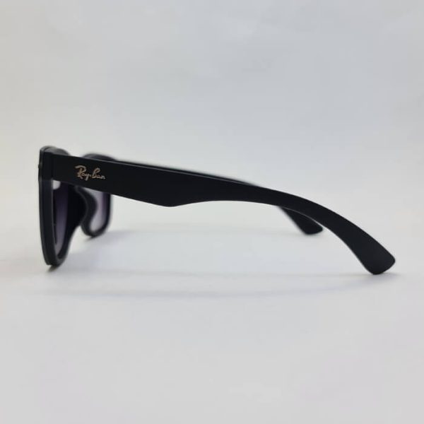 عکس از عینک آفتابی ریبن با فریم مشکی مات و عدسی یکسره دودی مدل 4428