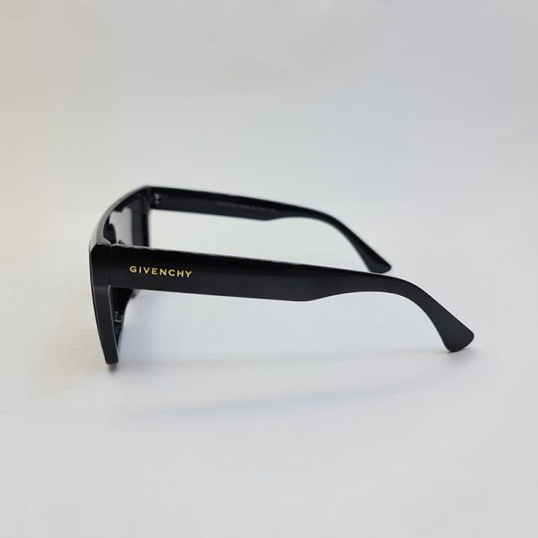 عکس از عینک آفتابی با عدسی یکسره و فریم مشکی برند ژیوانشی مدل 2220