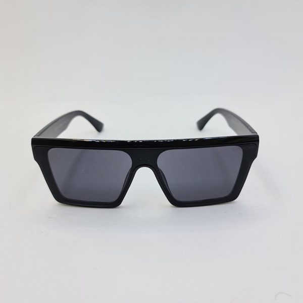 عکس از عینک آفتابی با عدسی یکسره و فریم مشکی برند ژیوانشی مدل 2220