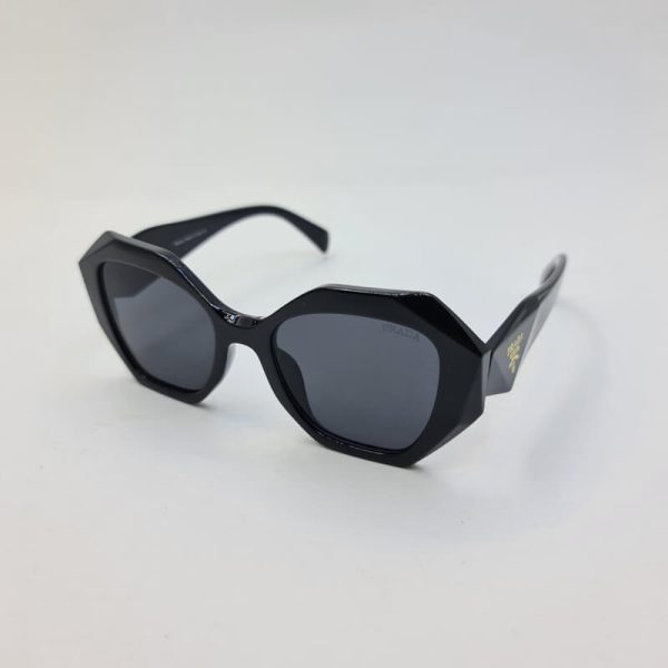 عینک آفتابی برند prada با دسته سه بعدی و فریم مشکی رنگ مدل 8823