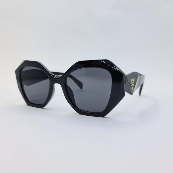 عینک آفتابی برند prada با دسته سه بعدی و فریم مشکی رنگ مدل 8823
