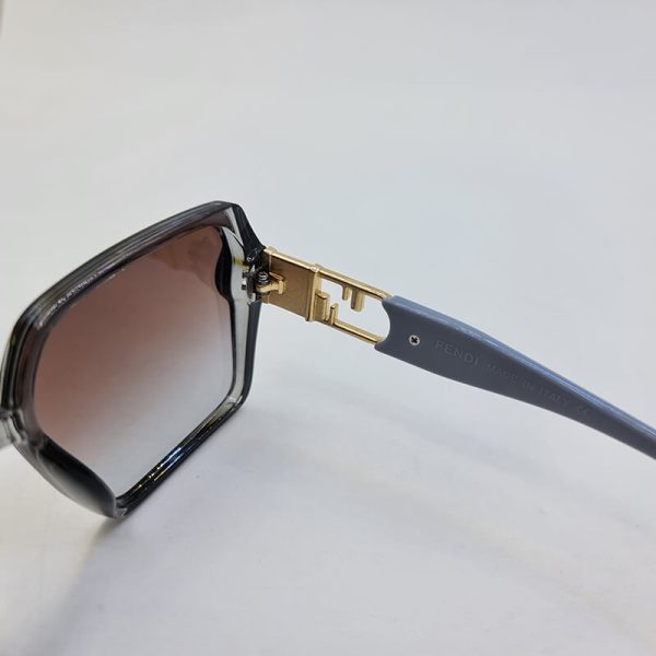 عکس از عینک آفتابی fendi با فریم مربعی و دسته طوسی رنگ و عدسی قهوه ای مدل 6063