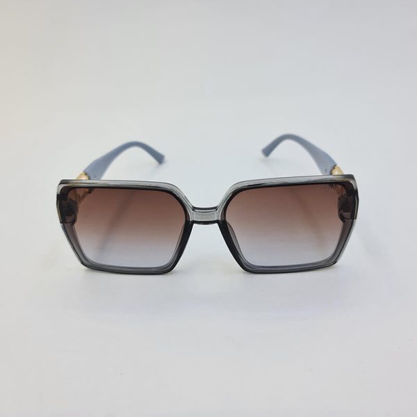 عکس از عینک آفتابی fendi با فریم مربعی و دسته طوسی رنگ و عدسی قهوه ای مدل 6063