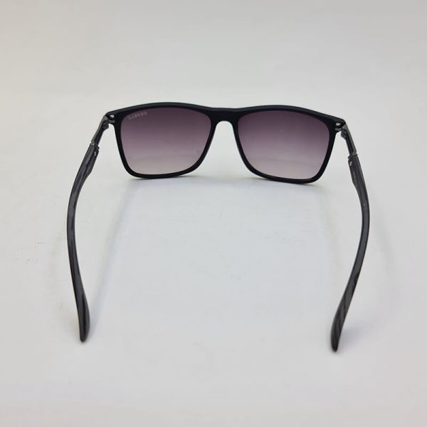 عکس از عینک آفتابی با فریم مشکی مات و دسته چوبی خاکستری دیزلز مدل 98006