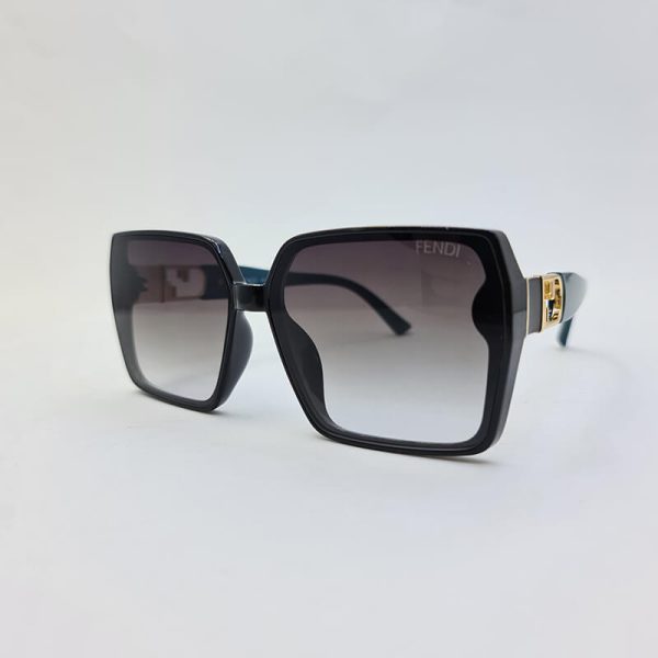 عکس از عینک آفتابی فندی با فریم مشکی و دسته سبز رنگ مدل 6063