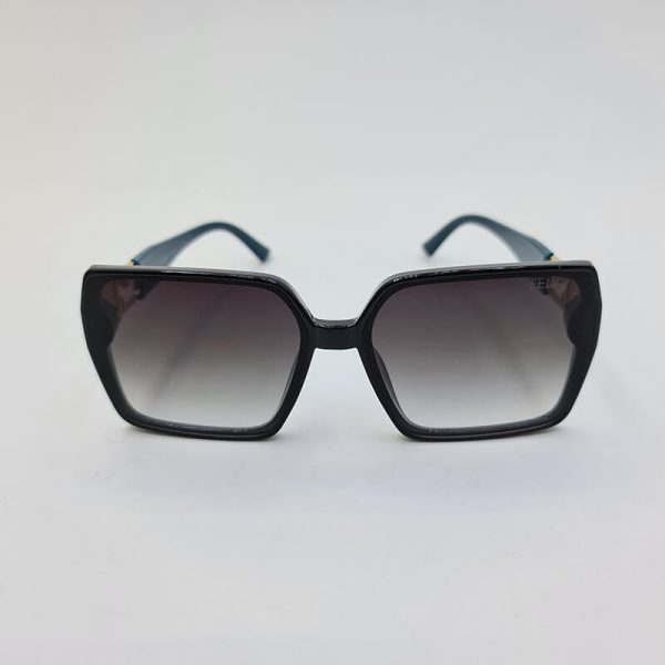 عکس از عینک آفتابی فندی با فریم مشکی و دسته سبز رنگ مدل 6063