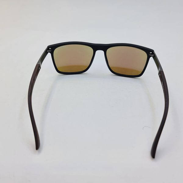 عکس از عینک آفتابی آینه ای با فریم مشکی مات و دسته چوبی مدل 98003