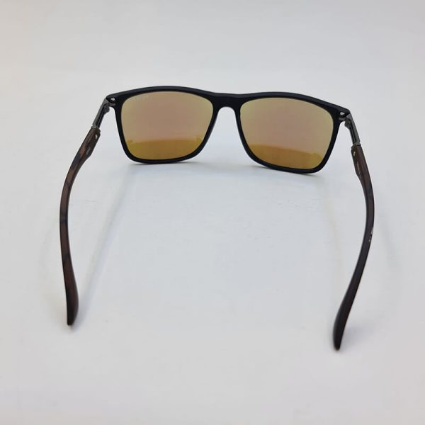 عکس از عینک آفتابی آینه ای با فریم مشکی مات و دسته چوبی مدل 98006