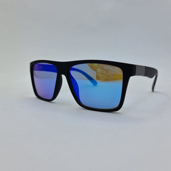 عکس از عینک آفتابی آینه ای با فریم مشکی مات و دسته چوبی مدل 98015