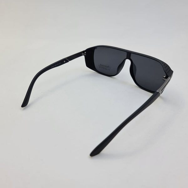 عکس از عینک آفتابی پلاریزه برند پورشه دیزاین با فریم مشکی و اسپورت مدل p938