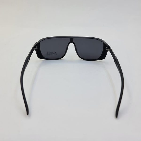 عکس از عینک آفتابی پلاریزه برند پورشه دیزاین با فریم مشکی و اسپورت مدل p938