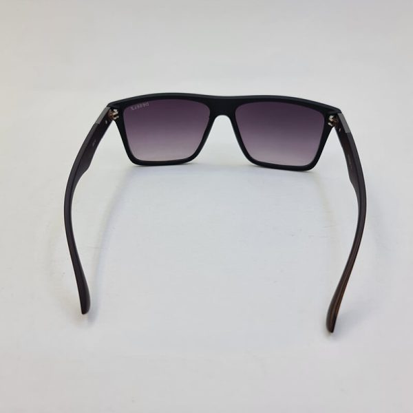 عکس از عینک آفتابی با فریم مشکی مات و دسته چوبی قهوه ای دیزلز مدل 98015