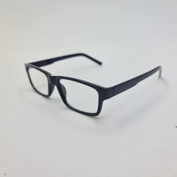 عکس از عینک مطالعه با نمره +3. 50 با فریم مشکی و مستطیلی شکل مدل fh631